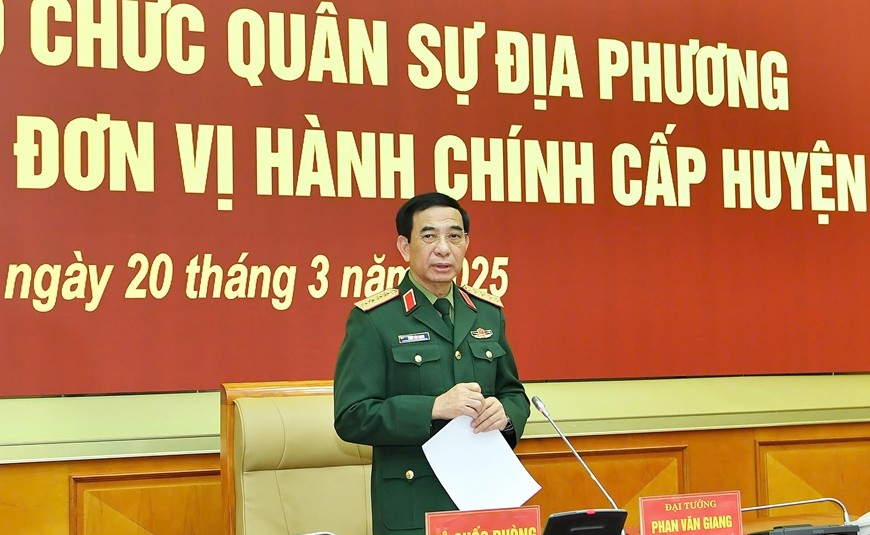 General Phan Van Giang - Politburo member, Deputy Secretary of the Central Military Commission, Minister of National Defense - chaired the Conference to collect opinions on local military organization when not organizing district-level administrative units. Photo: Ministry of National Defense
