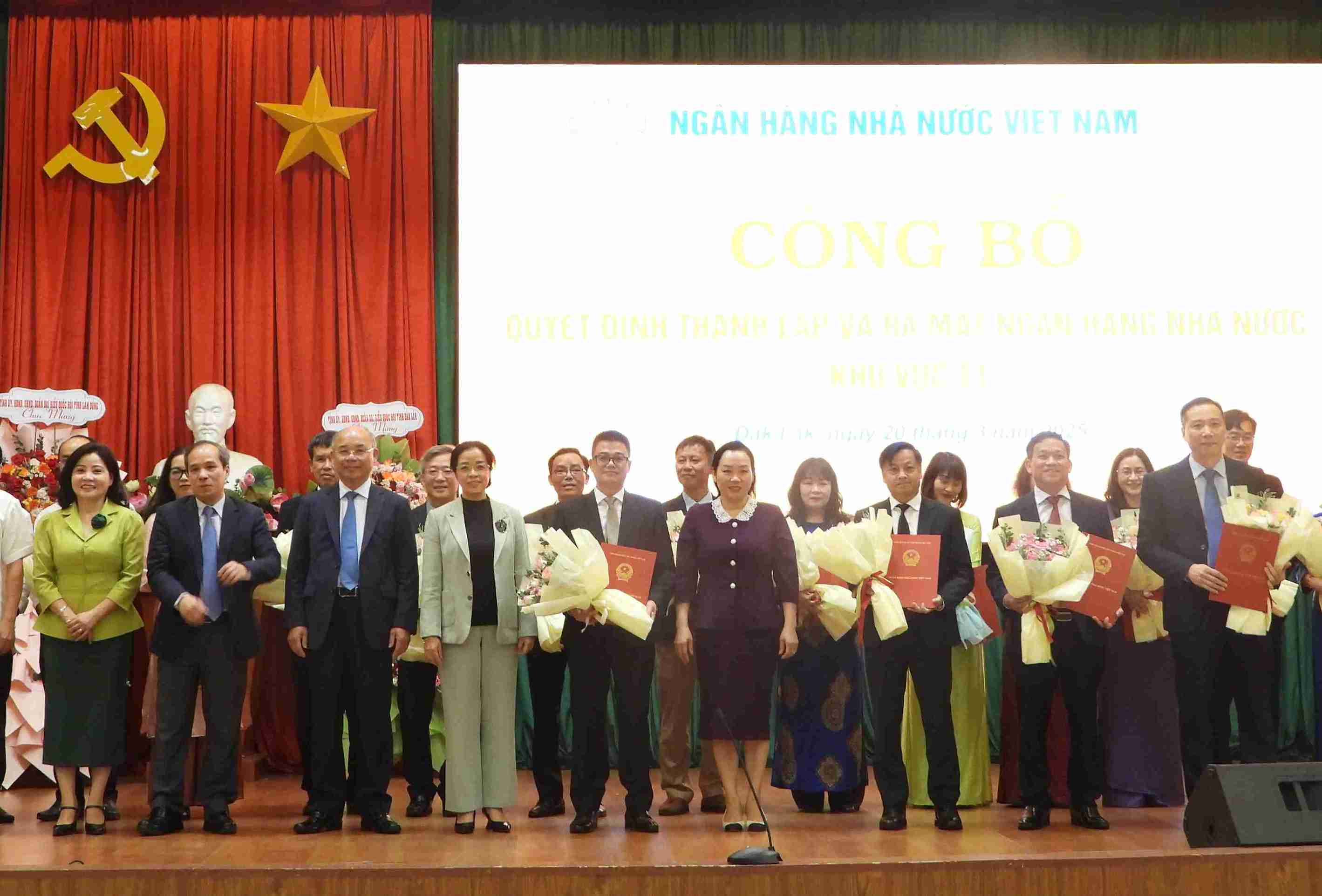 The State Bank of Vietnam announced the Decision and introduced personnel to work at the State Bank of Vietnam, Region 11. Photo: Bao Trung