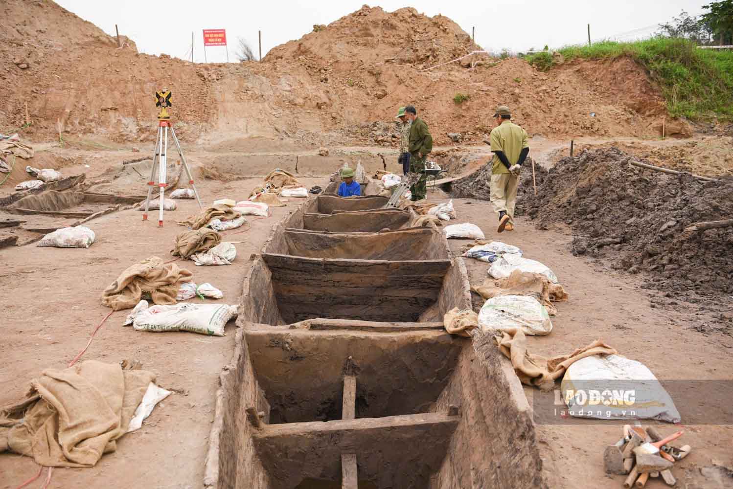 Although located deep underground, the boats are still in quite intact shape. Photo: Van Truong