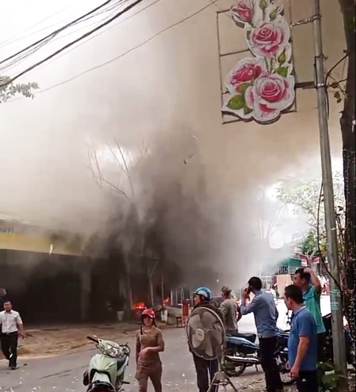Khoi lua tu vu chay boc cao hang chuc met. Anh: Ngoc Anh