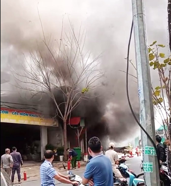 The large fire burned down the entire house of a household in Thach Giam town, Tuong Duong district, Nghe An. Photo: Ngoc Anh