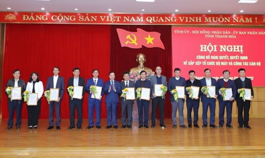 Lãnh đạo tỉnh Thanh Hóa trao hoa và quyết định cho Ban Giám đốc Sở Xây dựng và Ban Giám đốc Sở KHCN sau sáp nhập. Ảnh: T.L