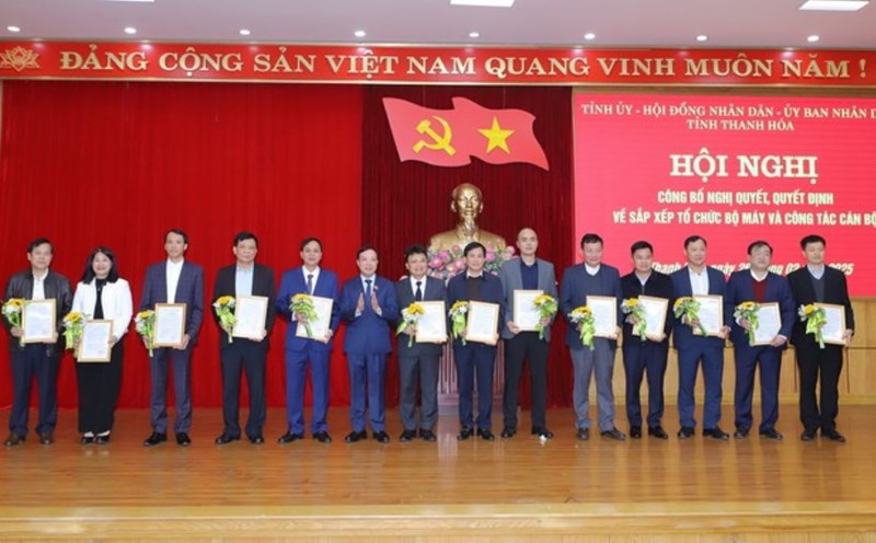 Thanh Hoa provincial leaders presented flowers and the decision to the Board of Directors of the Department of Construction and the Board of Directors of the Department of Science and Technology after the merger. Photo: T.L