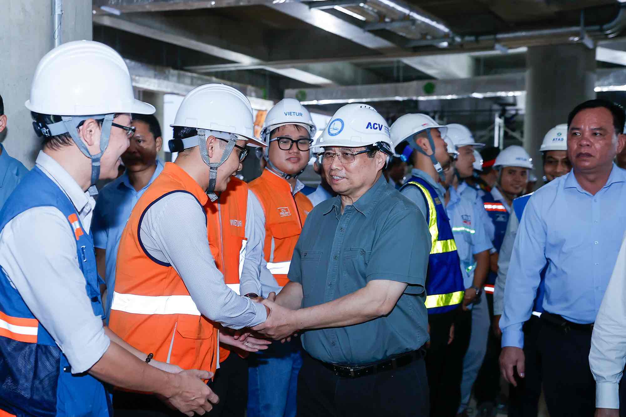 Prime Minister Pham Minh Chinh inspected the progress of the Long Thanh airport project and encouraged and presented gifts to officers, engineers and workers working at the construction site. Photo: VGP/Nhat Bac