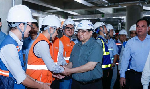 Thủ tướng Chính phủ Phạm Minh Chính kiểm tra tiến độ dự án sân bay Long Thành và động viên, tặng quà cho cán bộ, kỹ sư, người lao động đang thi công trên công trường. Ảnh: VGP/Nhật Bắc