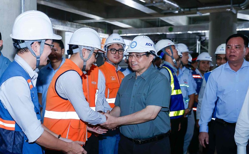 Prime Minister Pham Minh Chinh inspected the progress of the Long Thanh airport project and encouraged and presented gifts to officers, engineers and workers working at the construction site. Photo: VGP/Nhat Bac