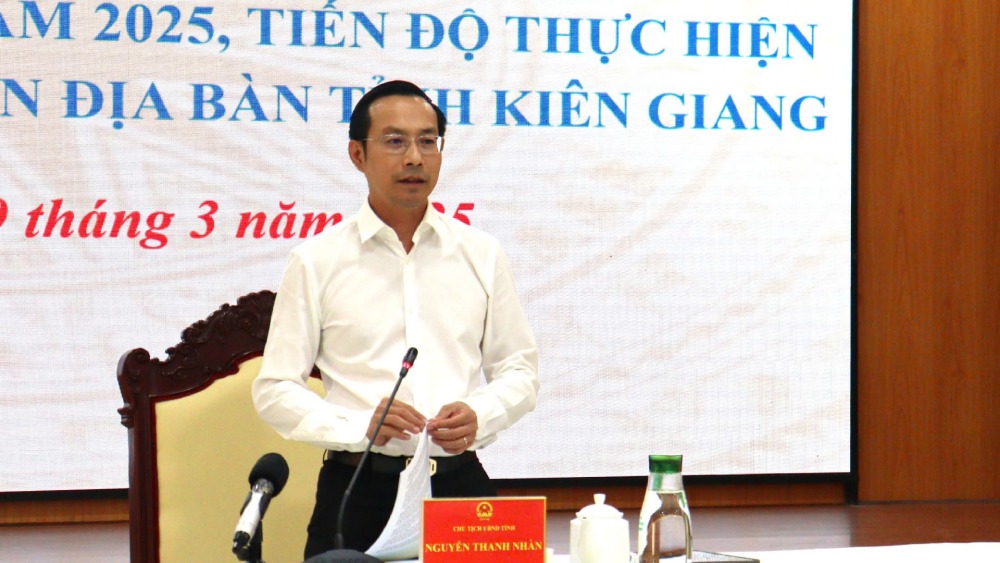 Chu tich UBND tinh Kien Giang Nguyen Thanh Nhan phat bieu chi dao ve dau tu cong va tien do thuc hien cac du an trong diem. Anh: Ngoc Mai