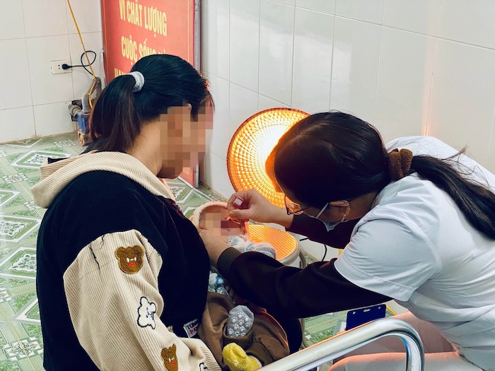 The Ministry of Health has just issued instructions on salary classification when changing civil servant categories. In the photo is a health worker at the commune health station giving children vaccine to prevent the disease. Photo: Thuy Linh