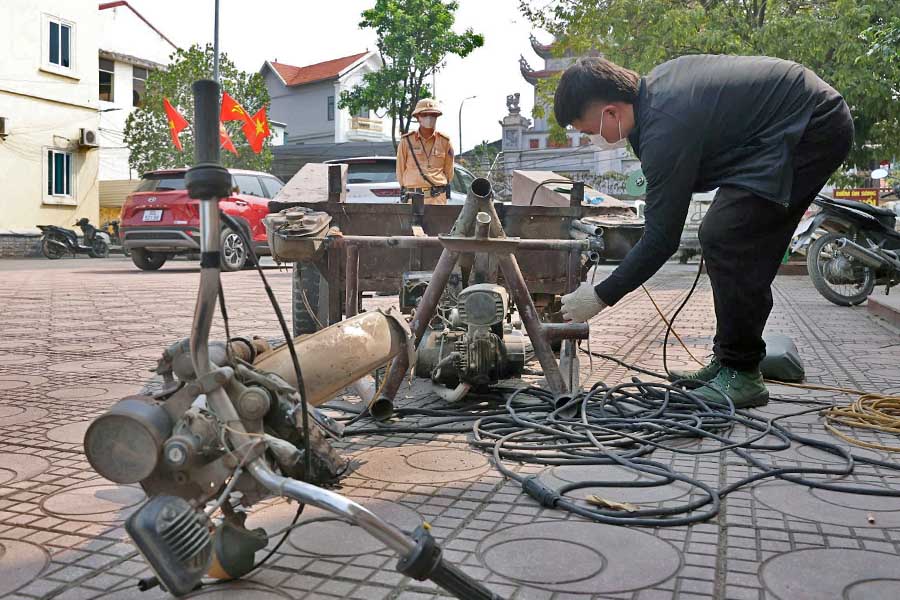 Hanoi Police patrol to handle and destroy homemade three-wheeled vehicles