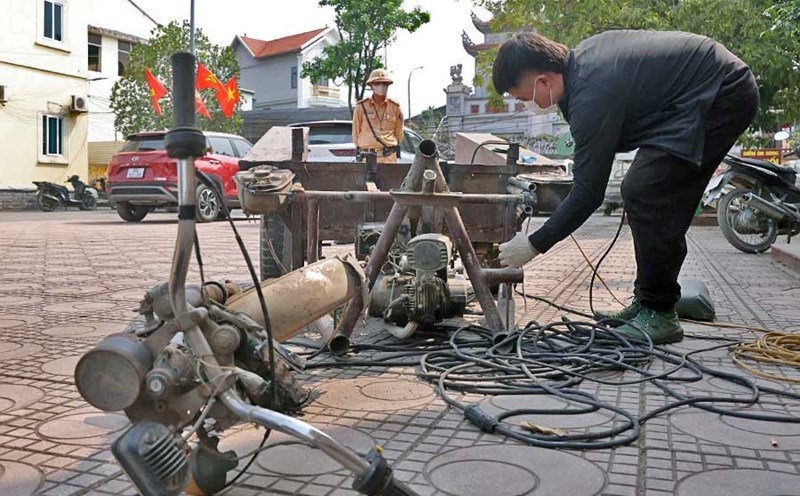 Hanoi Police patrol to handle and destroy homemade three-wheeled vehicles