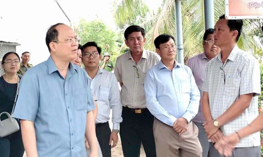 Bí thư Tỉnh uỷ Cà Mau (áo xanh) kiểm tra thực tế người dân thiếu nước sinh hoạt. Ảnh: Nhật Hồ