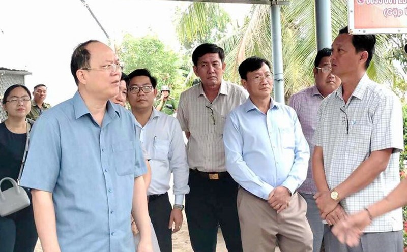Secretary of the Ca Mau Provincial Party Committee (blue shirt) inspects the reality of people lacking water for daily use. Photo: Nhat Ho
