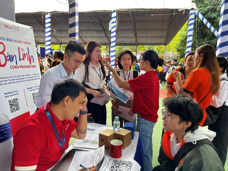 Students participate in recruitment at the 2025 HUTECH Technology Exhibition and Recruitment of Former Students. Photo: Duc Long