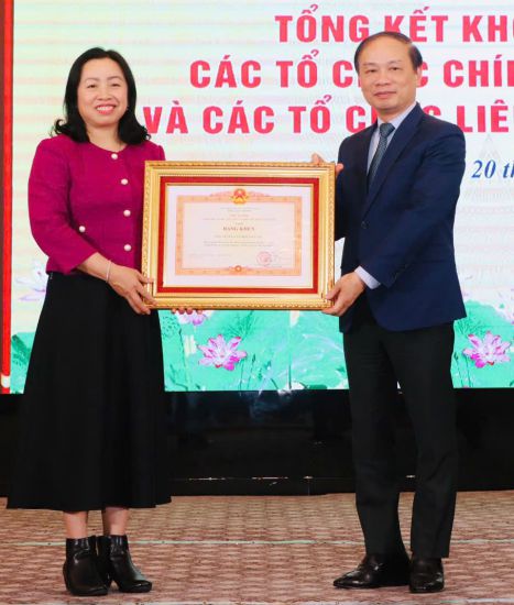 Mr. Pham Tat Thang - Deputy Head of the Central Propaganda and Mass Mobilization Department presented the Prime Minister's Certificate of Merit to the Vietnam General Confederation of Labor for its outstanding achievements in the emulation and reward movement. Photo: Nguyen Truong