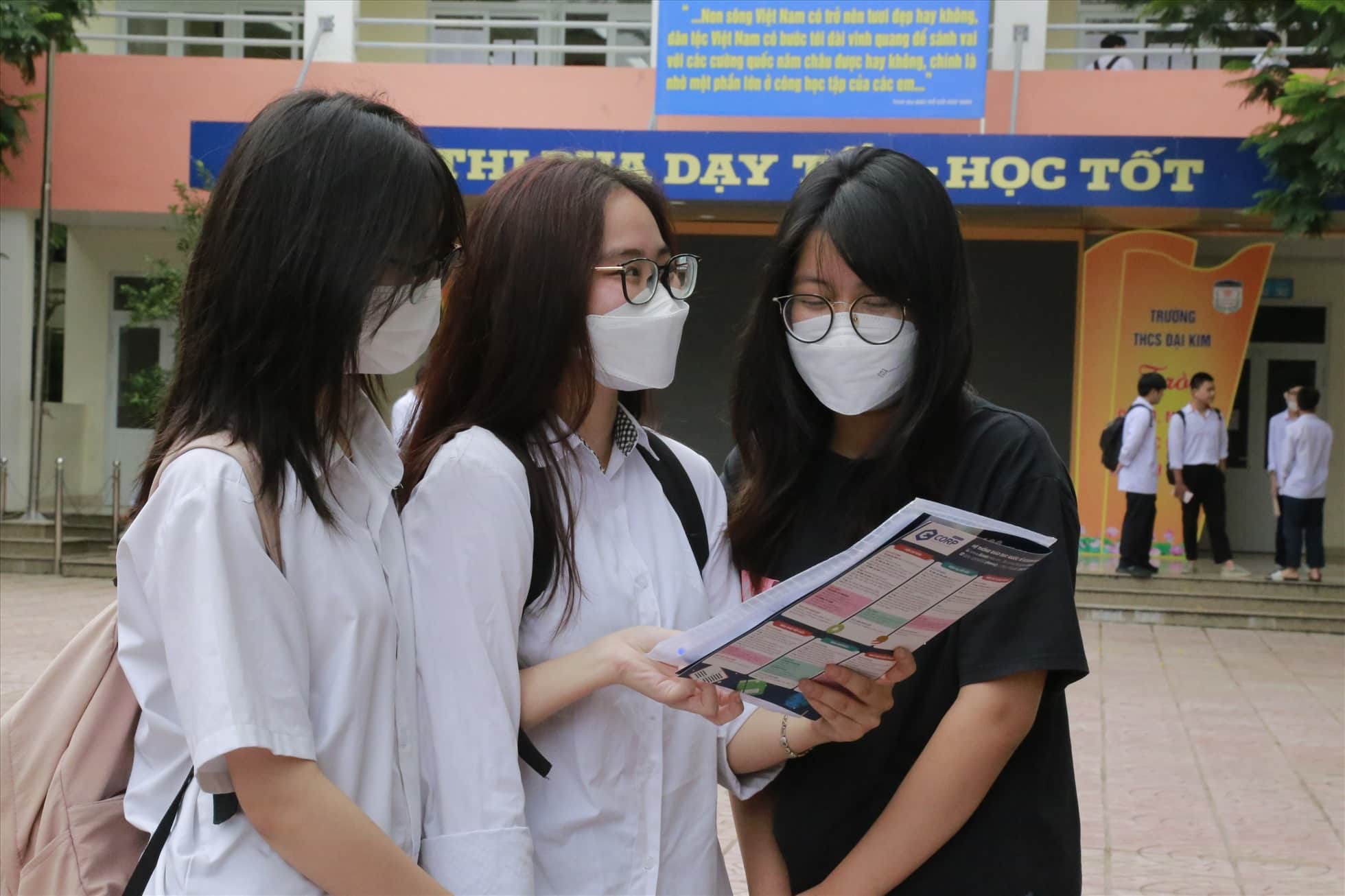 In 2025, candidates can register to apply for high school transcripts to Hanoi National University of Education 2. Photo: Minh Ha