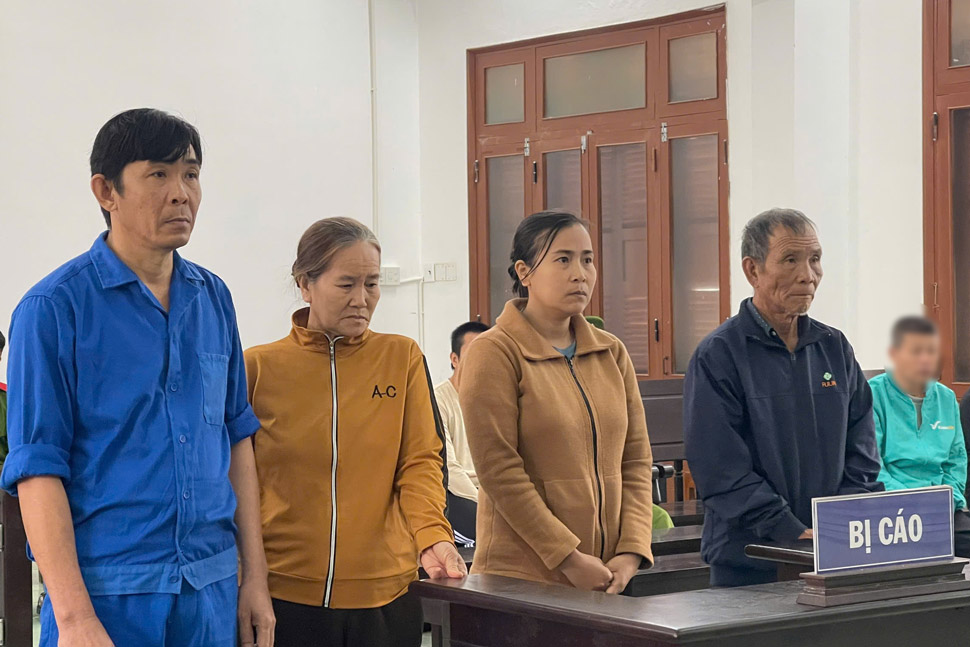 Bị cáo Đặng Lữ Hoàng (áo xanh) cùng cha mẹ vợ và vợ tại TAND tỉnh Phú Yên. Ảnh: Thế Minh