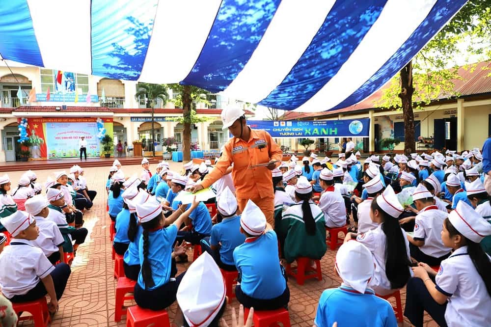 PC Dak Nong phat tai lieu huong dan hoc sinh tiet kiem dien. Anh: Tam An 