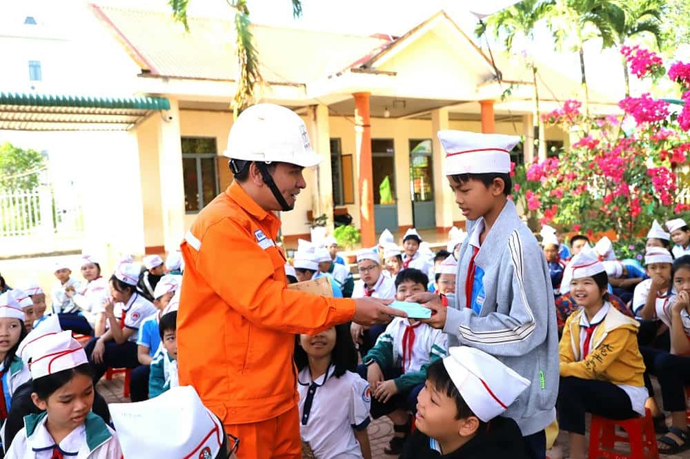 PC Dak Nong propagandist guides students to save electricity. Photo: Tam An