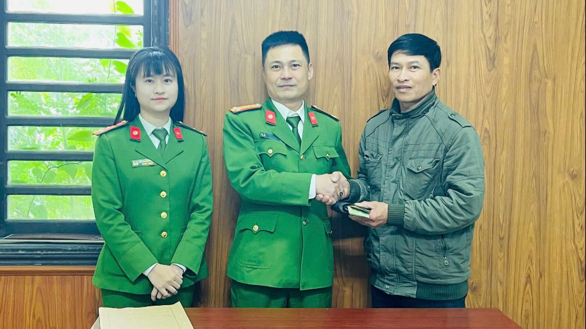 The police force in Hue returned the wallet to the person who dropped it. Photo: Cong Quang.