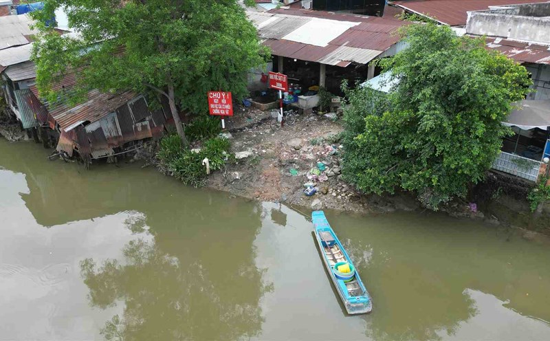 The landslide area of Giong Ong To bridge (Thu Duc city, Ho Chi Minh City). Photo: Minh Quan