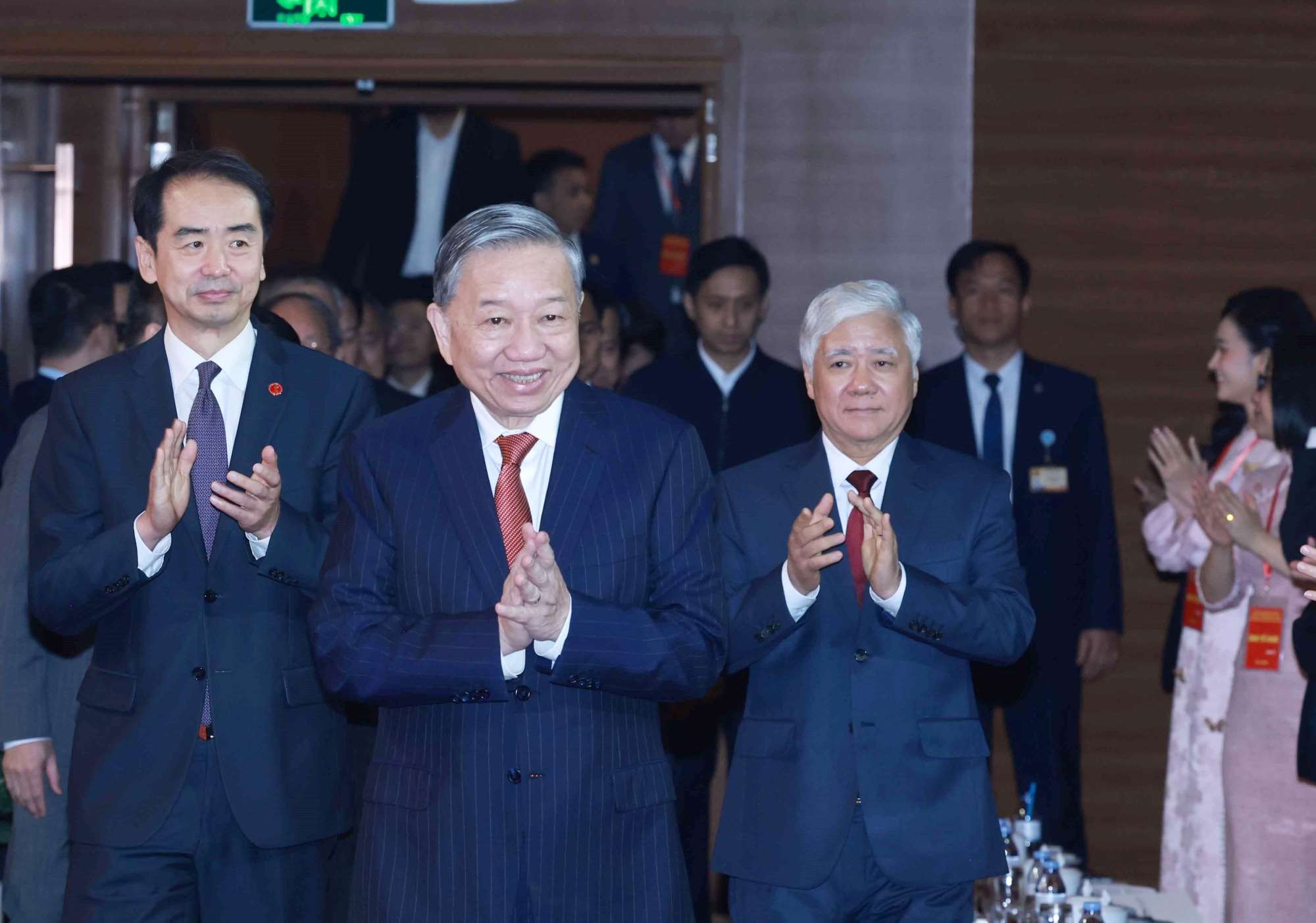 General Secretary To Lam and delegates attending the program "Meeting Vietnamese - Chinese students of all periods" on March 20. Photo: VNA