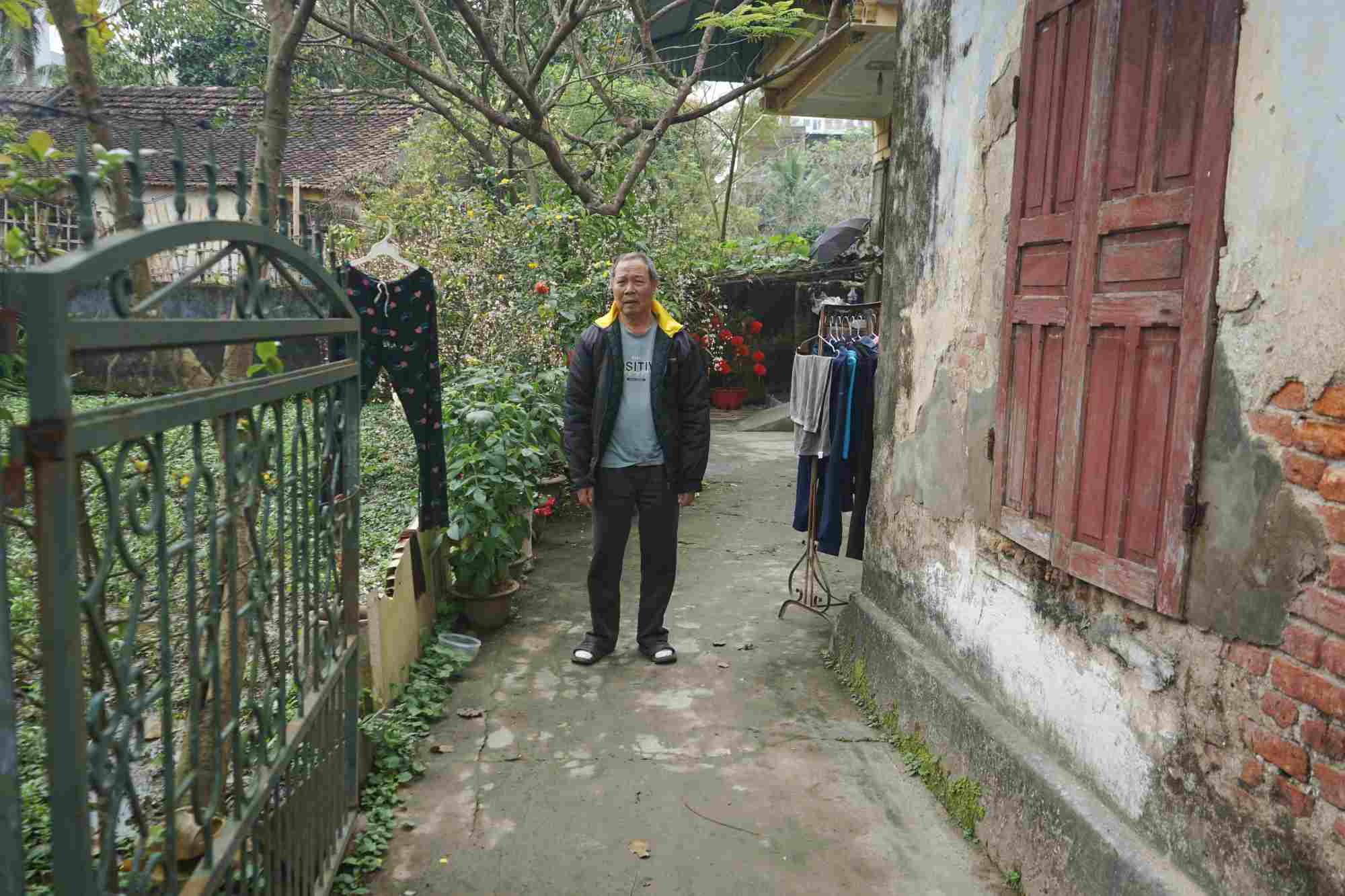 Gia dinh ong Le Nguyen Hong song trong ngoi nha duoc xay gan 40 nam truoc, nay da xuong cap nghiem trong nhung khong duoc xay moi, cai tao lai. Anh: Quach Du