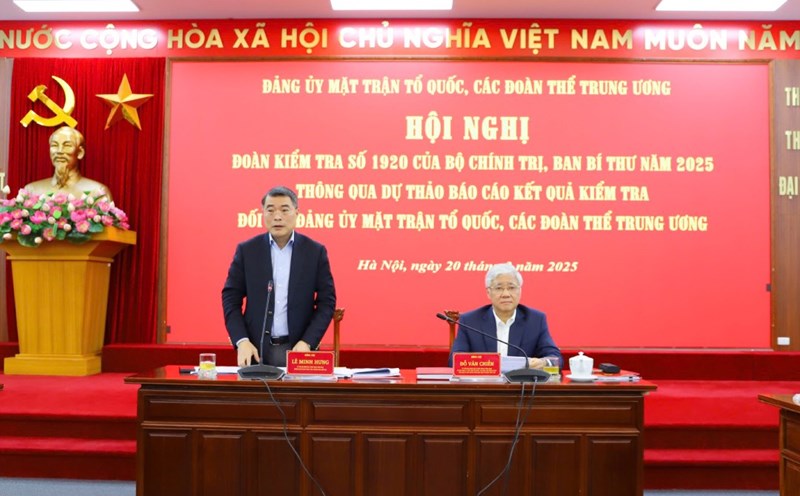 Mr. Le Minh Hung, Politburo member, Secretary of the Party Central Committee, Head of the Central Organization Committee, Head of the inspection delegation spoke at the conference. Photo: Mat Tran.org.vn