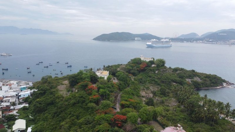 Officially Collecting fees to visit the scenic spots of Nha Trang Bay. Photo: Huu Long