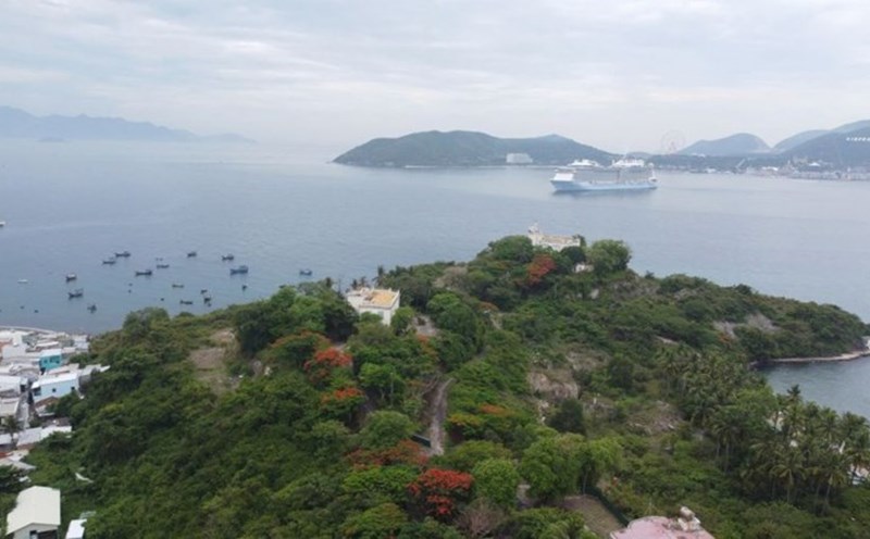 Officially Collecting fees to visit the scenic spots of Nha Trang Bay. Photo: Huu Long