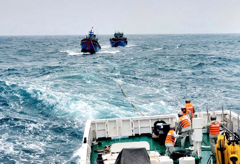 The Navy Region 3 ship promptly rescued the fishing boat and fishermen in distress. Photo: Hoang Dieu