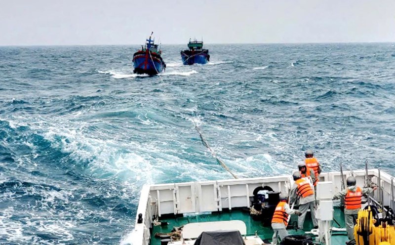 The Navy Region 3 ship promptly rescued the fishing boat and fishermen in distress. Photo: Hoang Dieu