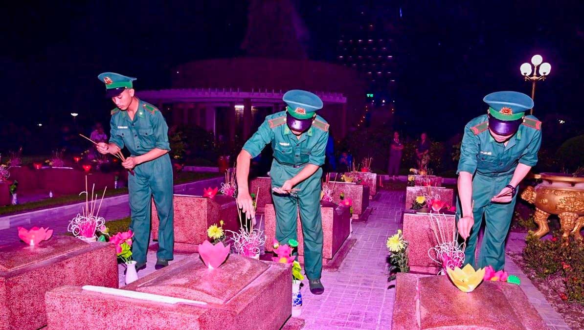 Soldiers of Nghe An Provincial Border Guard offered incense at Vinh City Martyrs' Cemetery. Photo: Le Thach