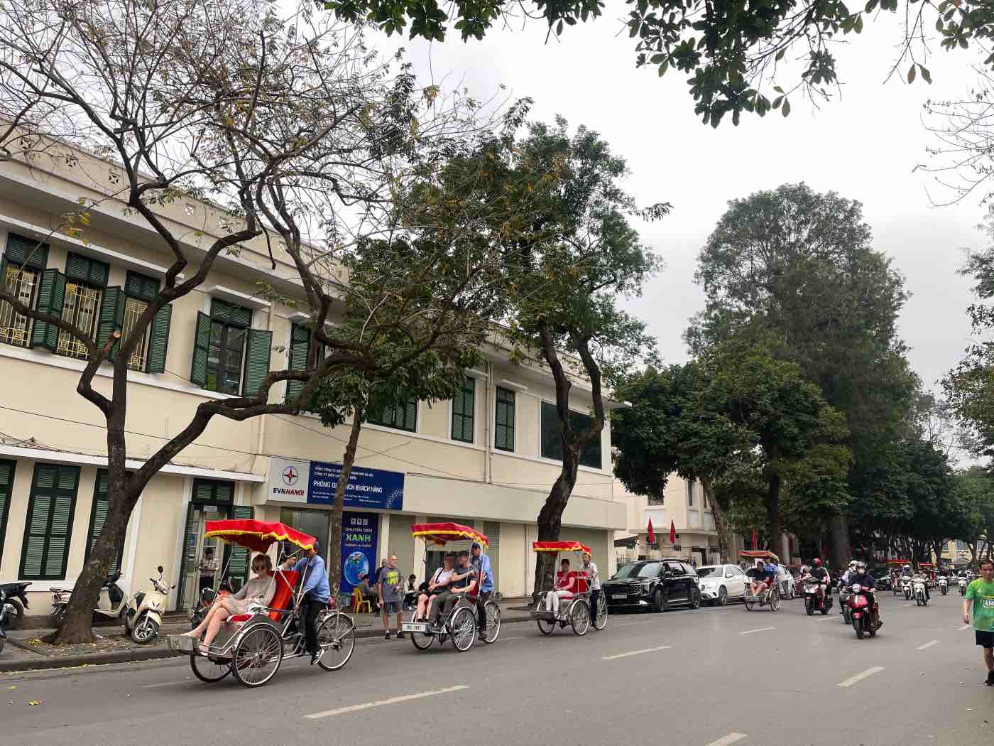 The area planned to build a square - park next to Hoan Kiem Lake. Photo: Khanh An