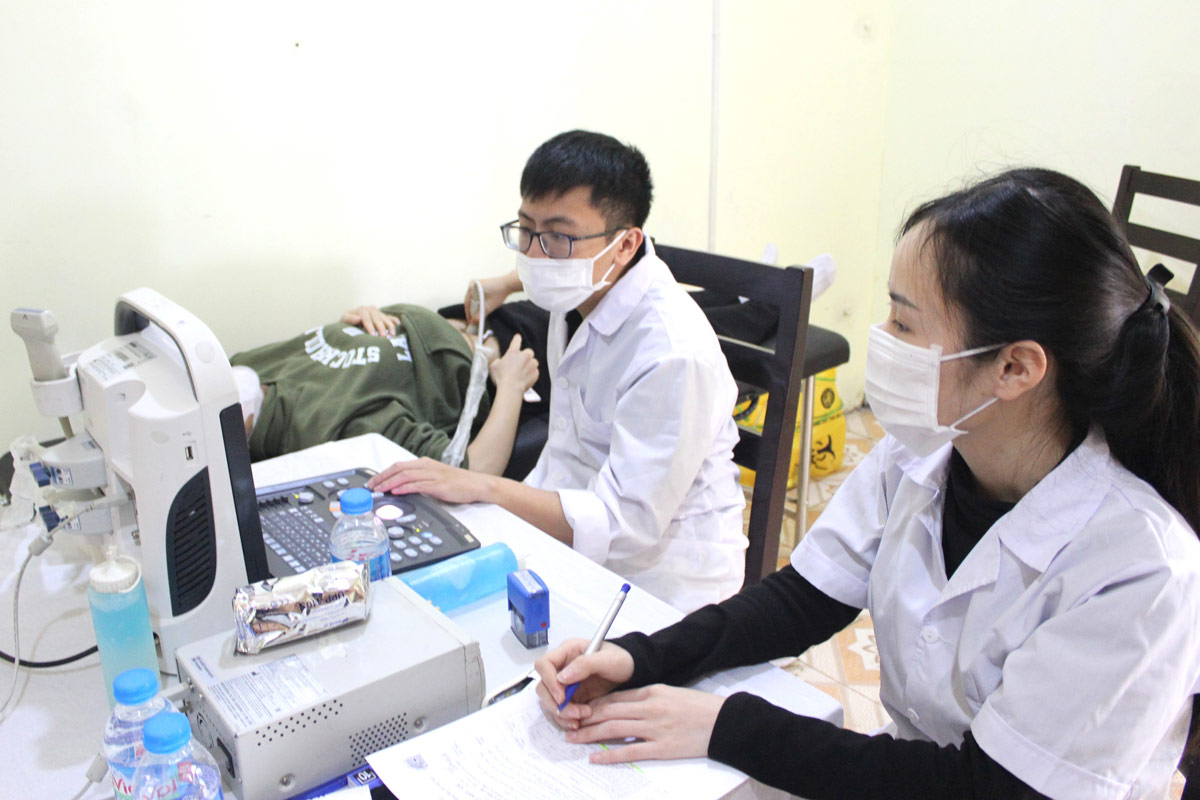 Workers in Hai Yen Industrial Park, Mong Cai City received a general abdominal ultrasound. Photo: Mong Cai Portal