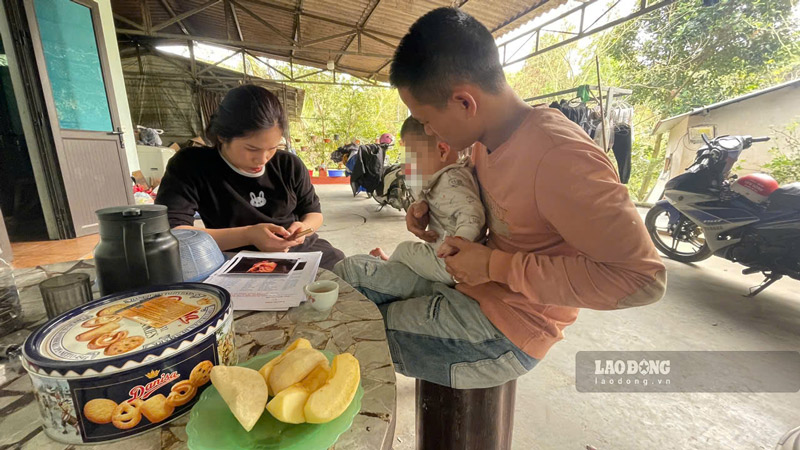 Be con nho tren tay, anh Do Cong Trinh van chua het bang hoang vi ket qua sieu am lai co the sai nhieu den vay. Anh: Dinh Dai 