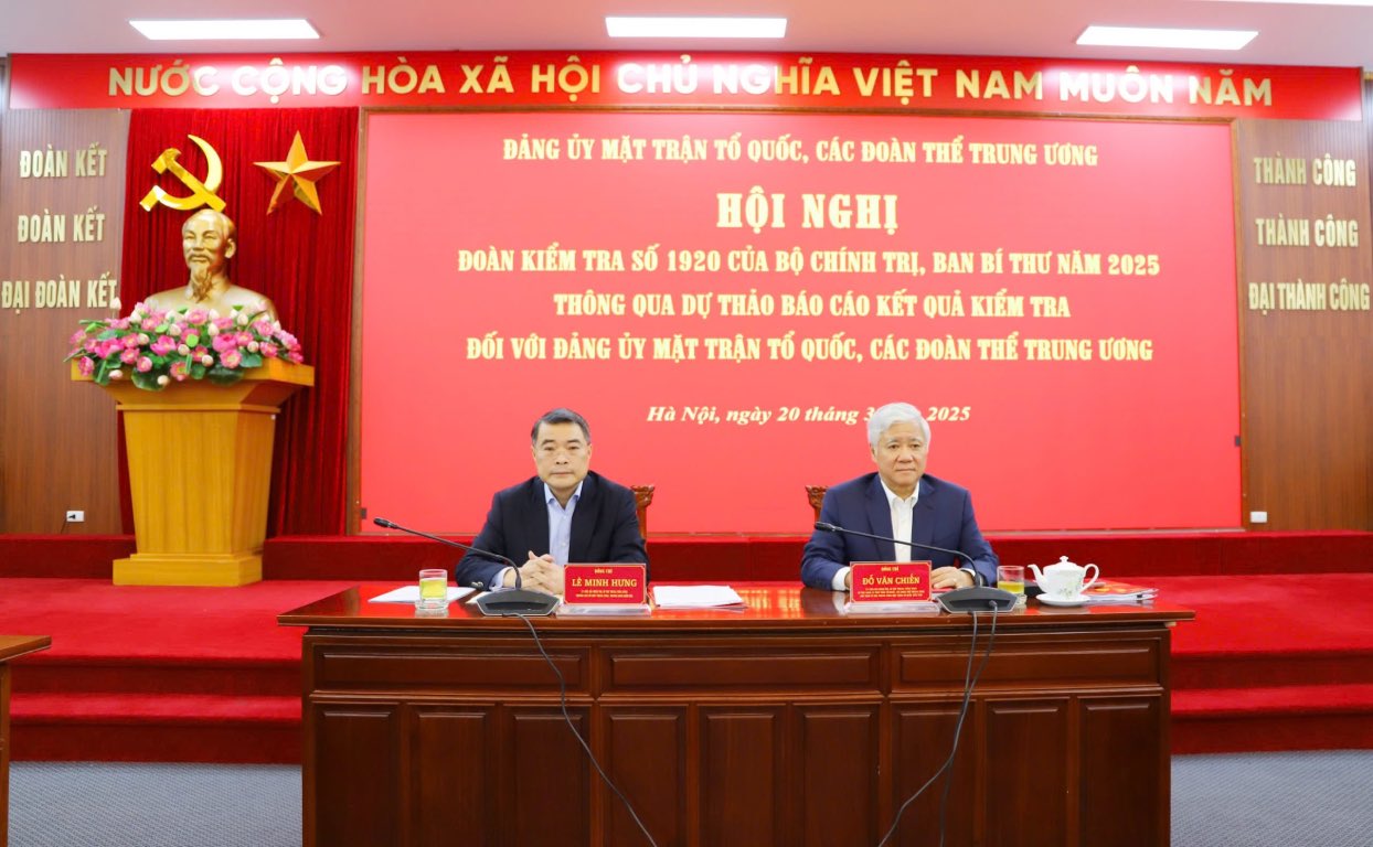 Mr. Le Minh Hung, Politburo member, Secretary of the Party Central Committee, Head of the Central Organization Committee, Head of the inspection delegation; Mr. Do Van Chien, Politburo member, Secretary of the Party Central Committee, Secretary of the Party Committee of the Fatherland Front, Central organizations, Chairman of the Central Committee of the Vietnam Fatherland Front chaired the conference. Photo: Mat Tran.org.vn