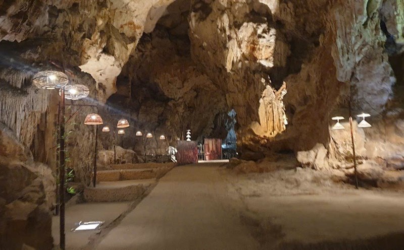 Inside Doi Cave. This cave has the capacity to accommodate thousands of people at the same time. Photo: Nguyen Hung