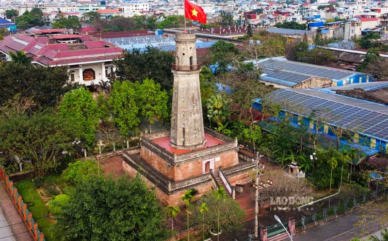 Admire the Nam Dinh flagpole, an ancient monument in Vietnam. Photo: Luong Ha