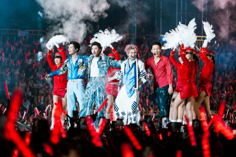 The movie Anh trai say hi: The villain creates a hero was successful thanks to the appeal of 30 anh trai. Photo: Producer