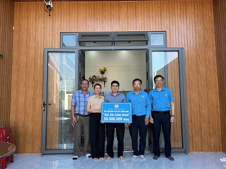 The Dak Lak Provincial Federation of Labor presented support to build "Union Shelter" houses for union members in difficult circumstances. Photo: Bao Long