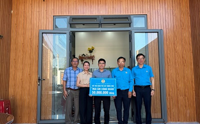 The Dak Lak Provincial Federation of Labor presented support to build "Union Shelter" houses for union members in difficult circumstances. Photo: Bao Long