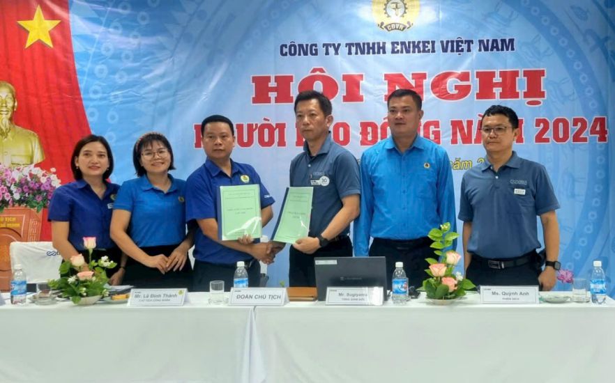 The Hanoi Industrial Parks and Export Processing Zones Trade Union supported and witnessed the signing of the Collective Labor Agreement by the ENKEI Company Limited Trade Union. Photo: Grassroots Trade Union