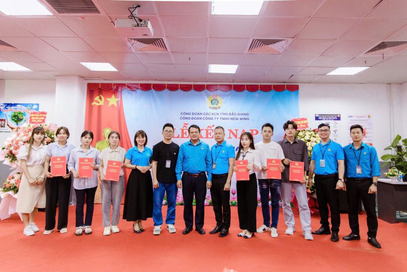 The admission ceremony for union members at the Trade Union of New wing Interconnect Technology Co., Ltd. (Bac Giang province). Photo: Trade Union of Industrial Parks in Bac Giang province