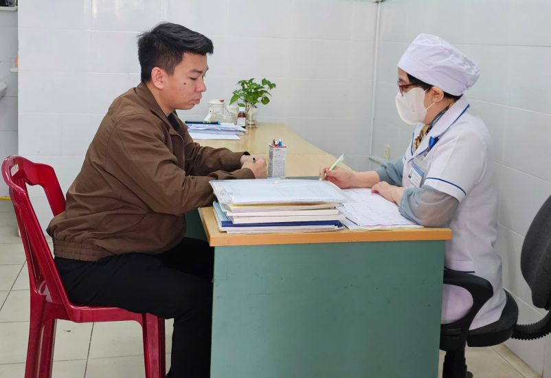 Medical staff share with Lao Dong Newspaper reporters about the difficulties due to unpaid wages. Photo: Quang An