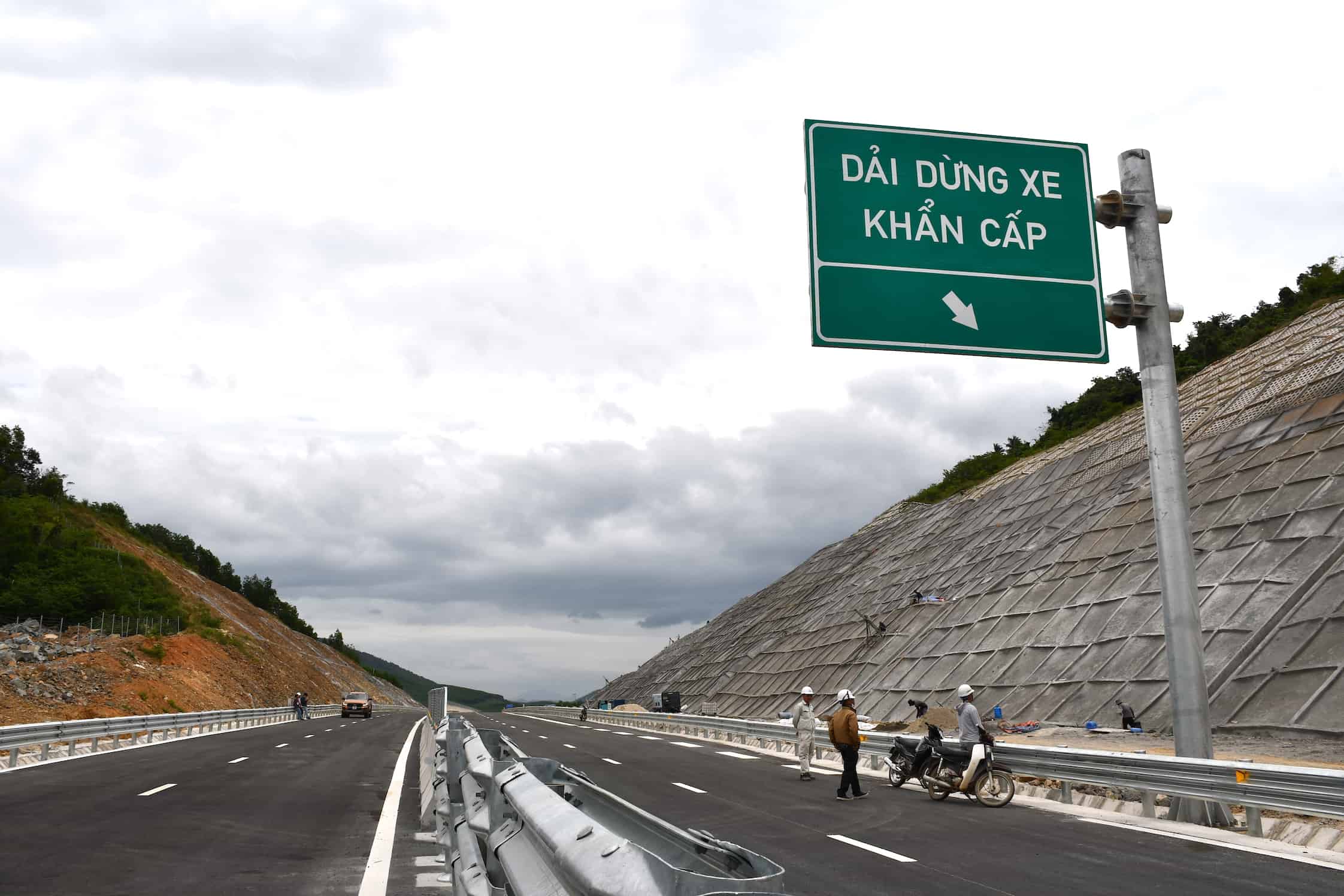 The Van Phong - Nha Trang expressway section is basically completed, meeting the schedule, the construction value according to the contract reached about 90%. Photo: Huu Long