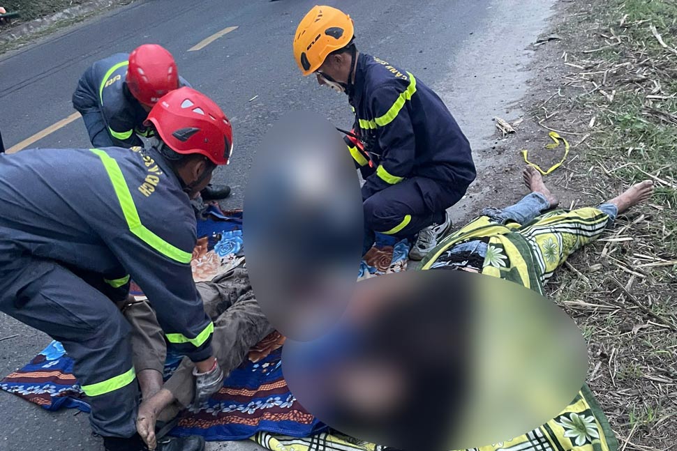 The Fire Prevention and Rescue Police Department, Phu Yen Provincial Police brought the bodies of the two victims trapped in the cabin of the vehicle out. Photo: Minh Hang