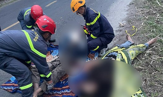 Phòng Cảnh sát Phòng cháy chữa cháy và Cứu nạn cứu hộ, Công an tỉnh Phú Yên đưa thi thể 2 nạn nhân mắc kẹt trong cabin xe ra ngoài. Ảnh: Minh Hằng
