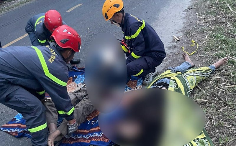 The Fire Prevention and Rescue Police Department, Phu Yen Provincial Police brought the bodies of the two victims trapped in the cabin of the vehicle out. Photo: Minh Hang