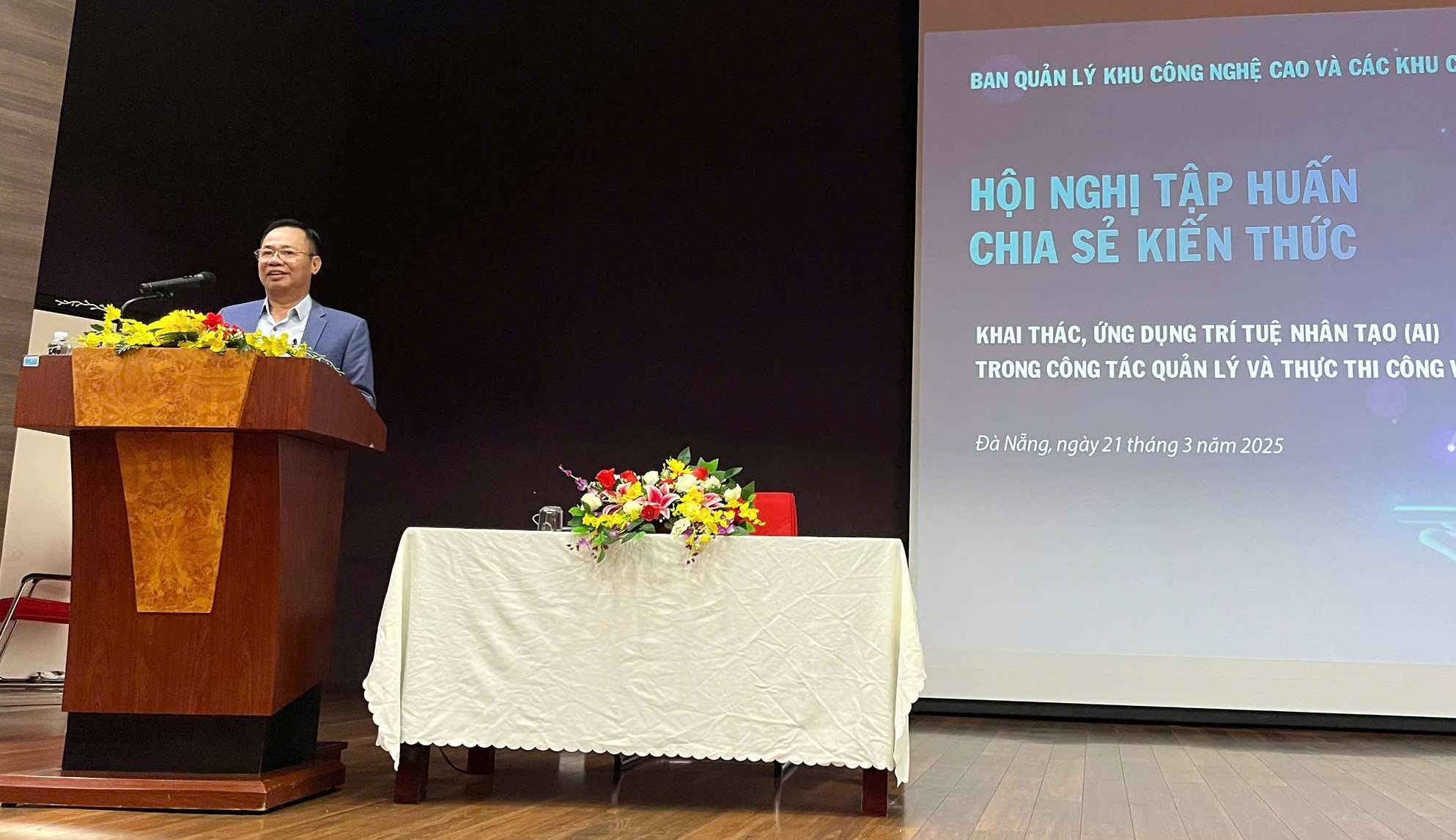 Head of the Management Board of Da Nang High-Tech Park and Industrial Parks - Vu Quang Hung introduces the content of AI knowledge sharing. Photo: Pham Tan