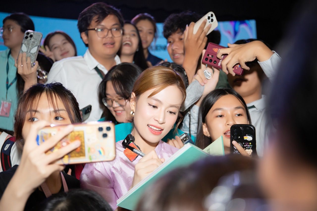 Hoang Thuy Linh interacts with young people. Photo: Provided by the artist.